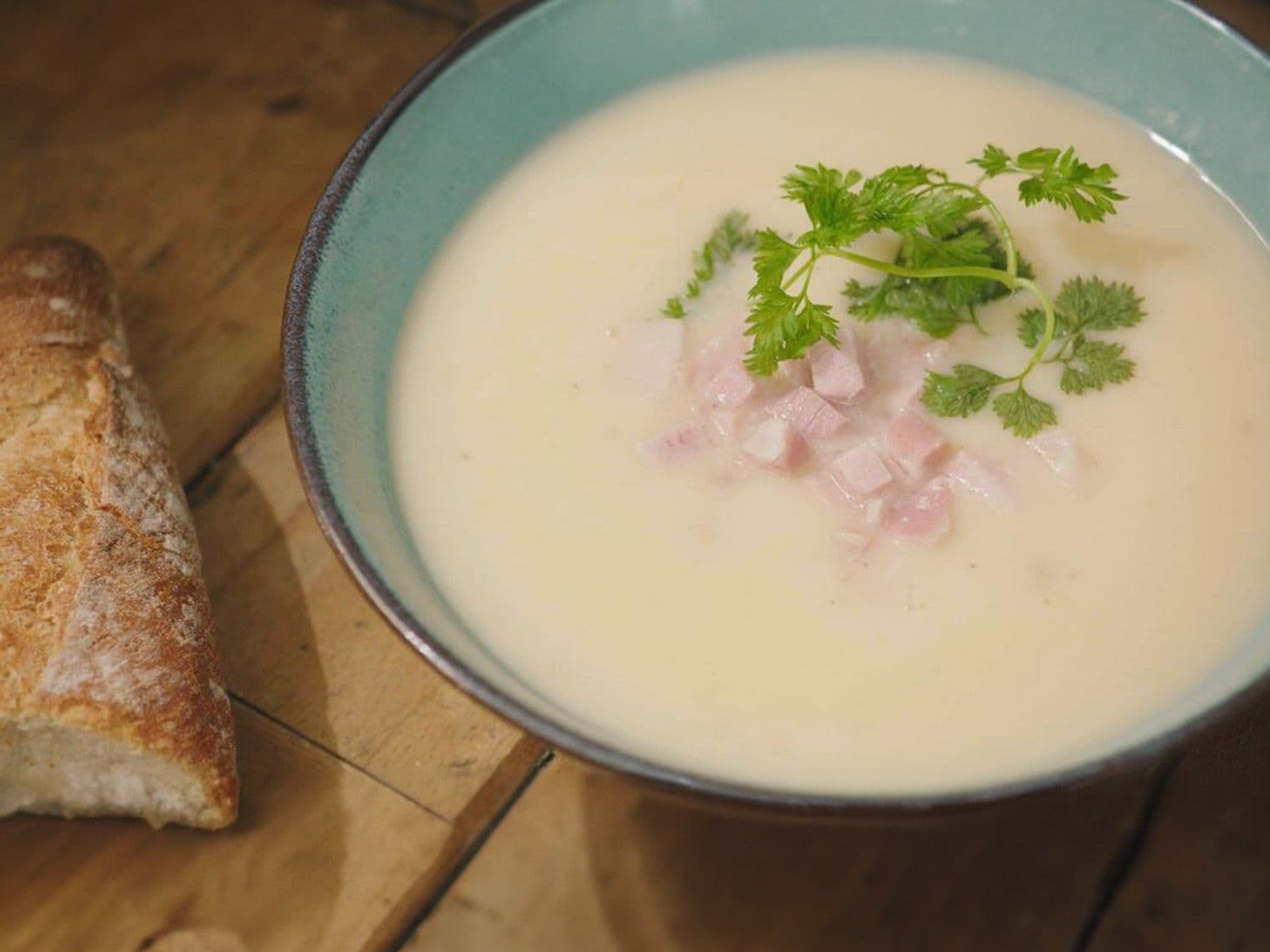 Aardappelsoep met smeltkaas en hamblokjes