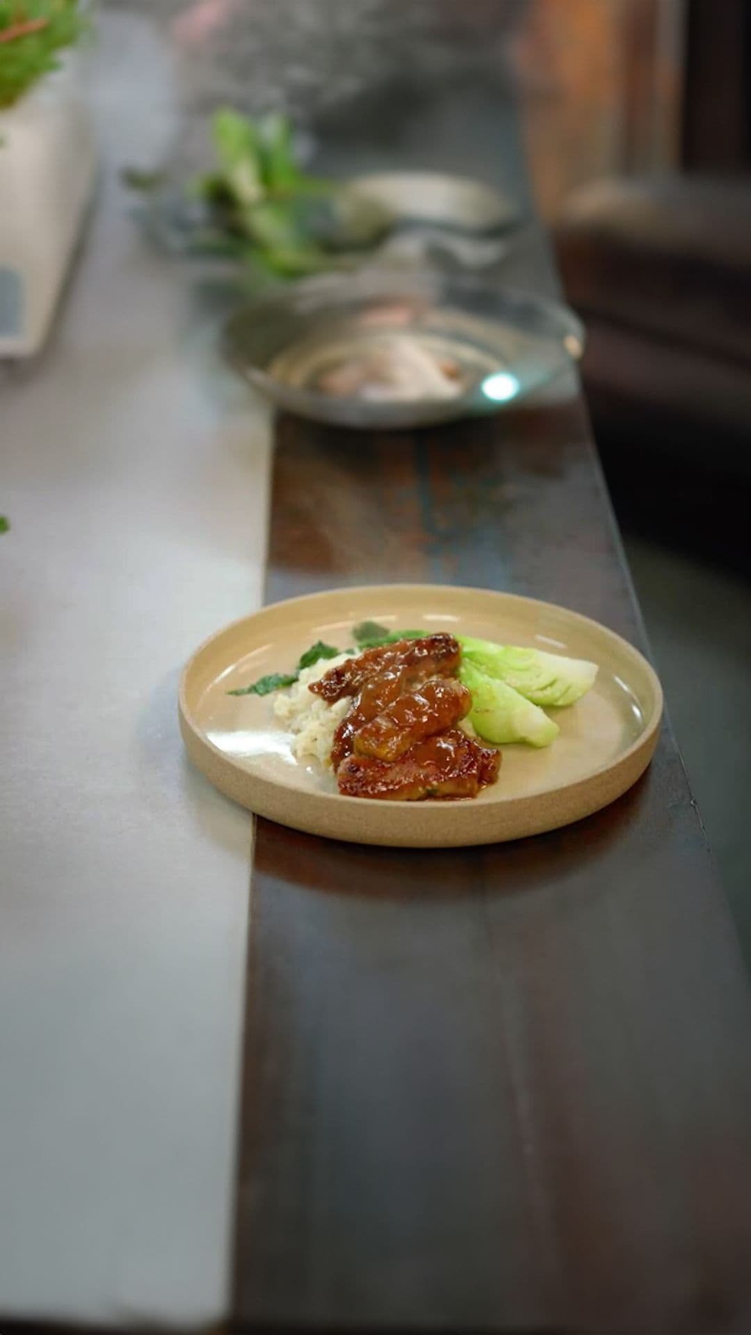 Gevulde varkensrolletjes met aubergine, rijst en boksoi
