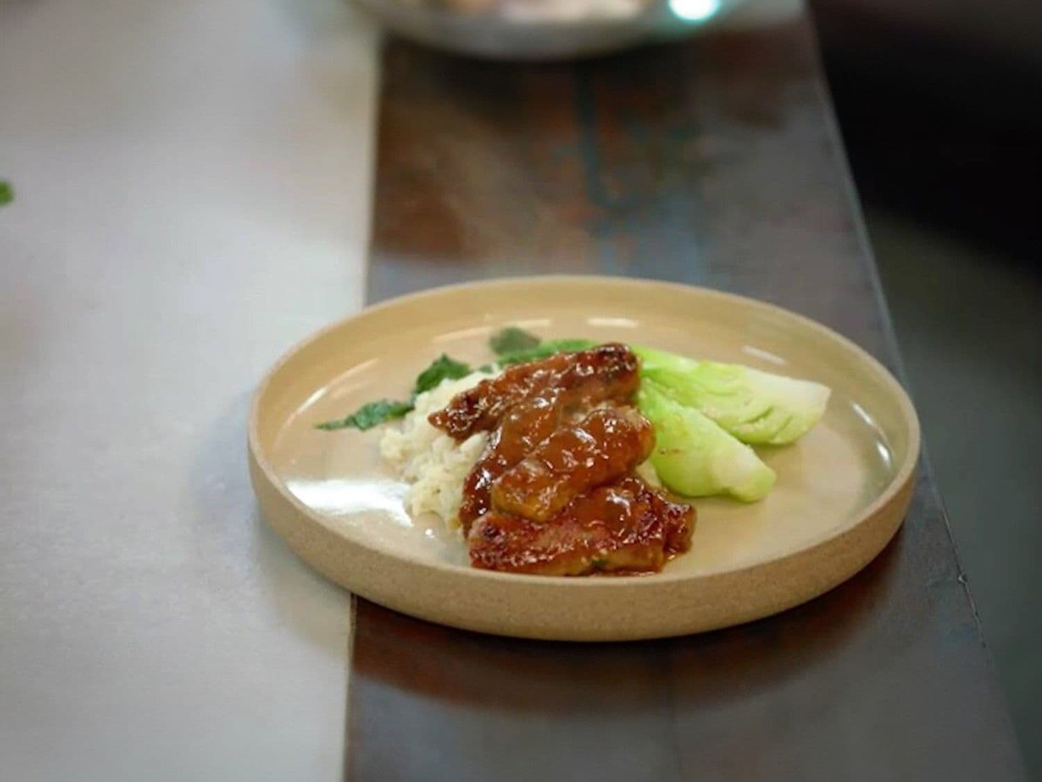 Gevulde varkensrolletjes met aubergine, rijst en boksoi