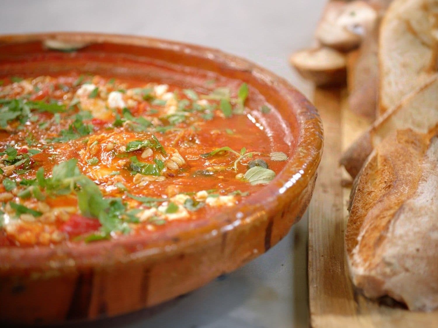 Gepocheerde eieren in tomatensaus