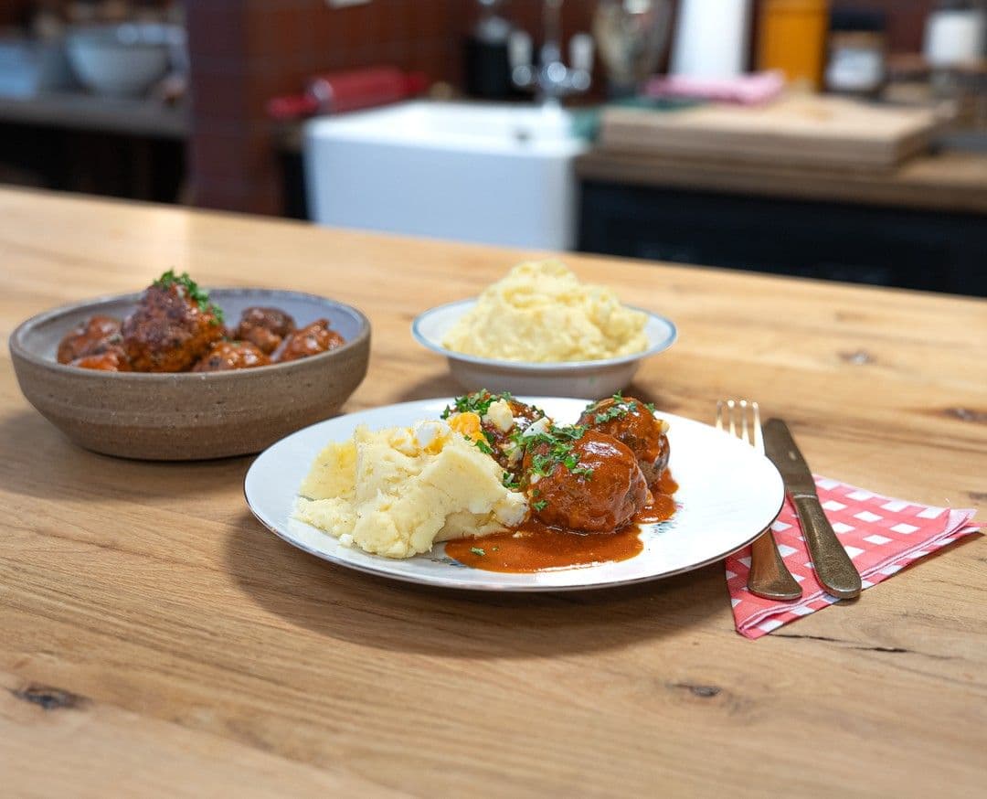 Balletjes in tomatensaus met mimosa van ei