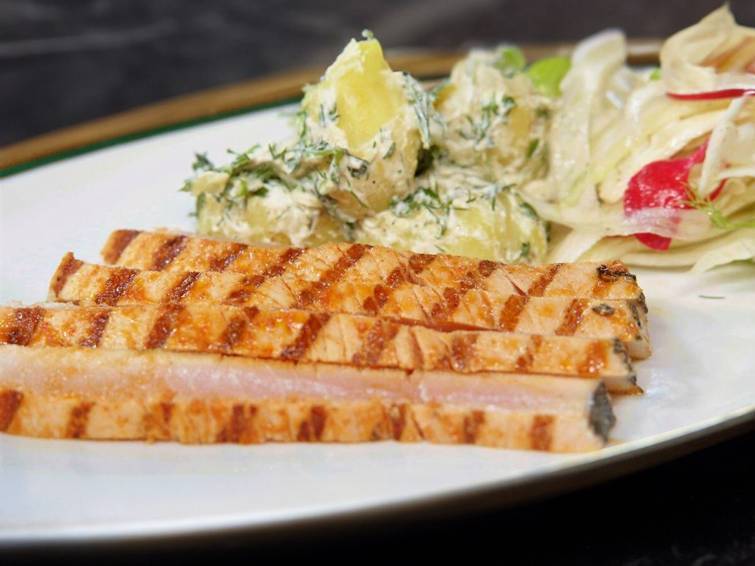 Zwaardvis met harissa, nieuwe aardappelen met yoghurt en venkelsalade met radijs
