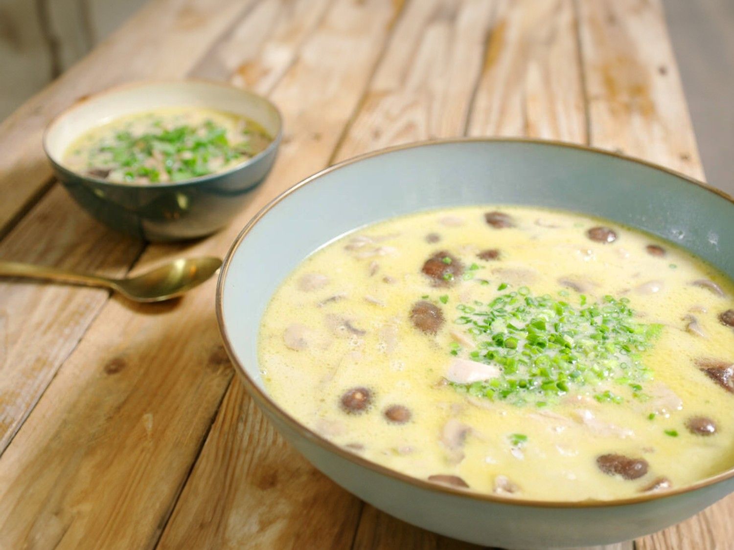 Kippensoep met kokos en champignons
