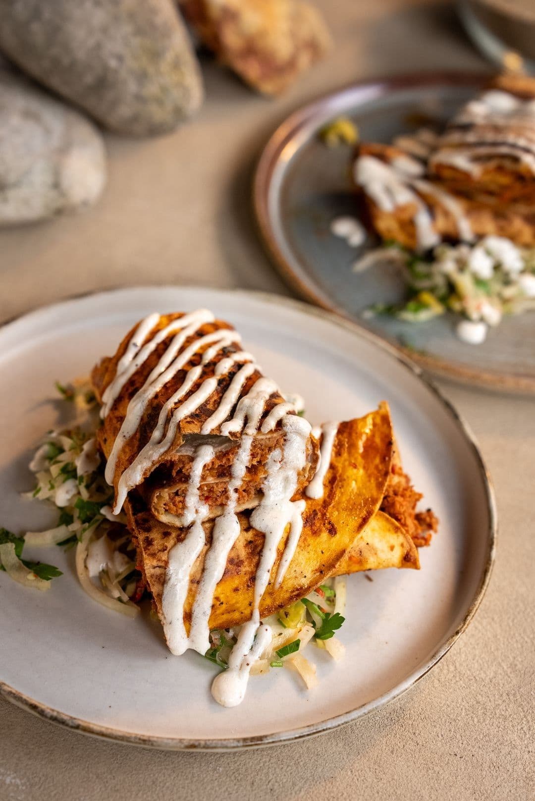 Lahmacun dürüm met uiensla en looksaus