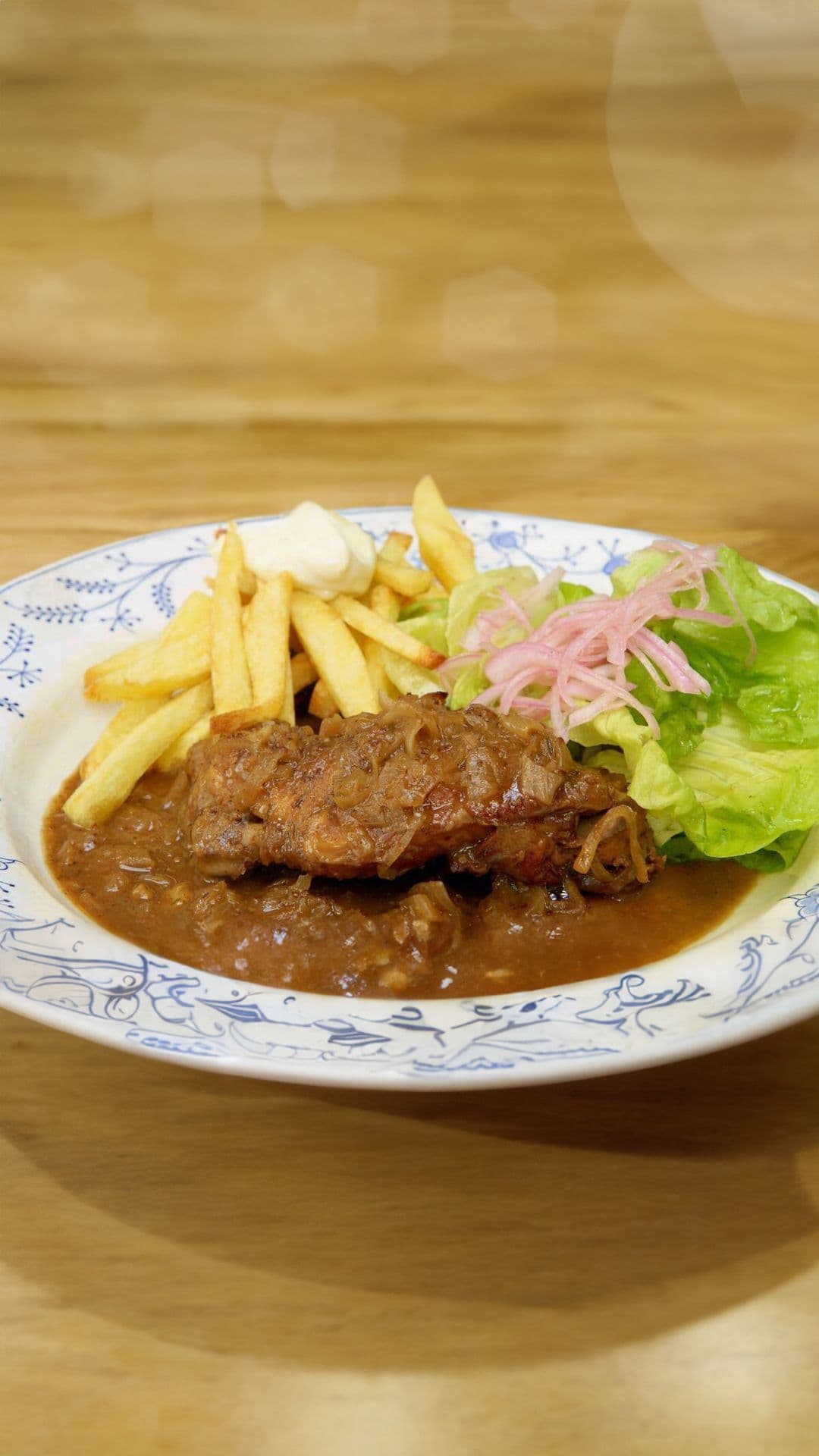 Konijn “Meus” met frietjes en kropsla