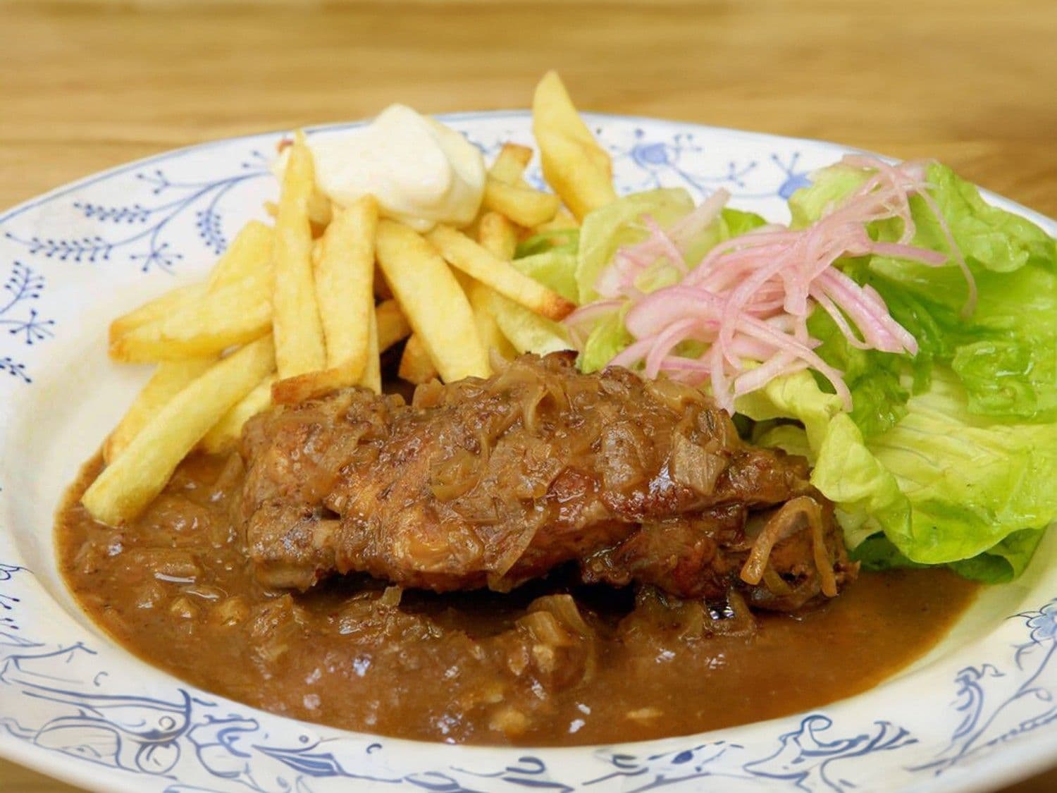 Konijn “Meus” met frietjes en kropsla