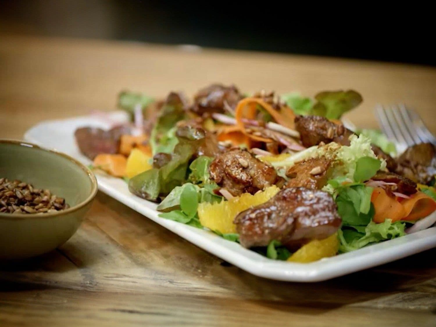 Salade met kippenlevertjes, sinaasappel, wortel en dadels