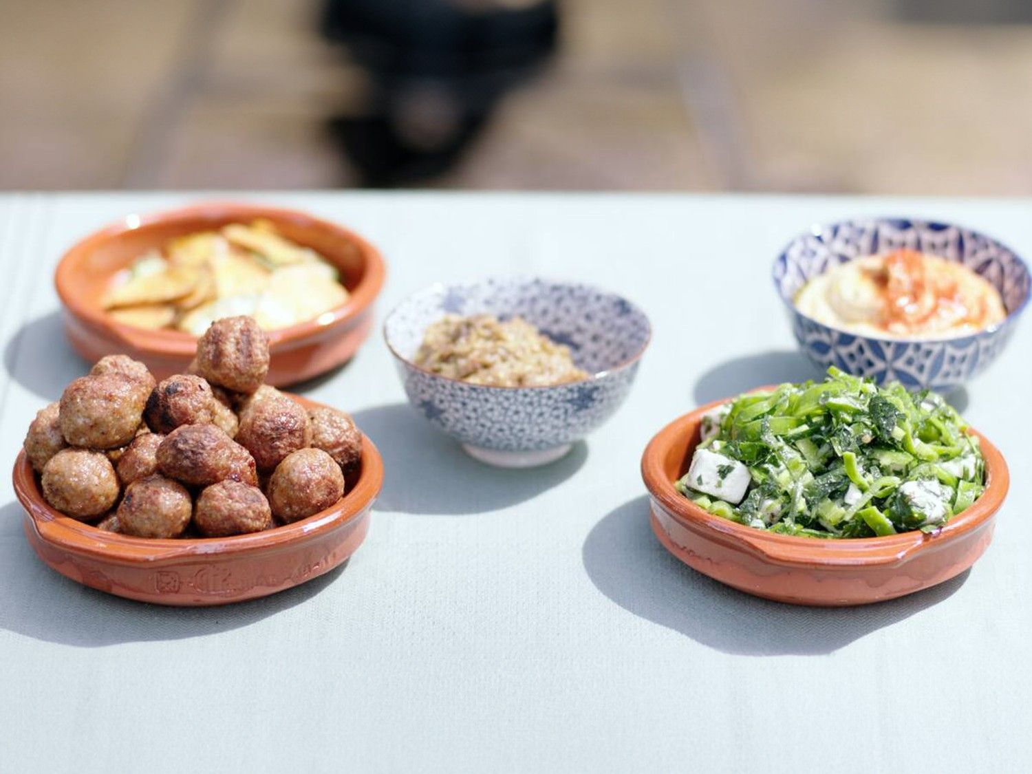 Paprikasalade, gehaktballetjes, baba ganoush en hummus