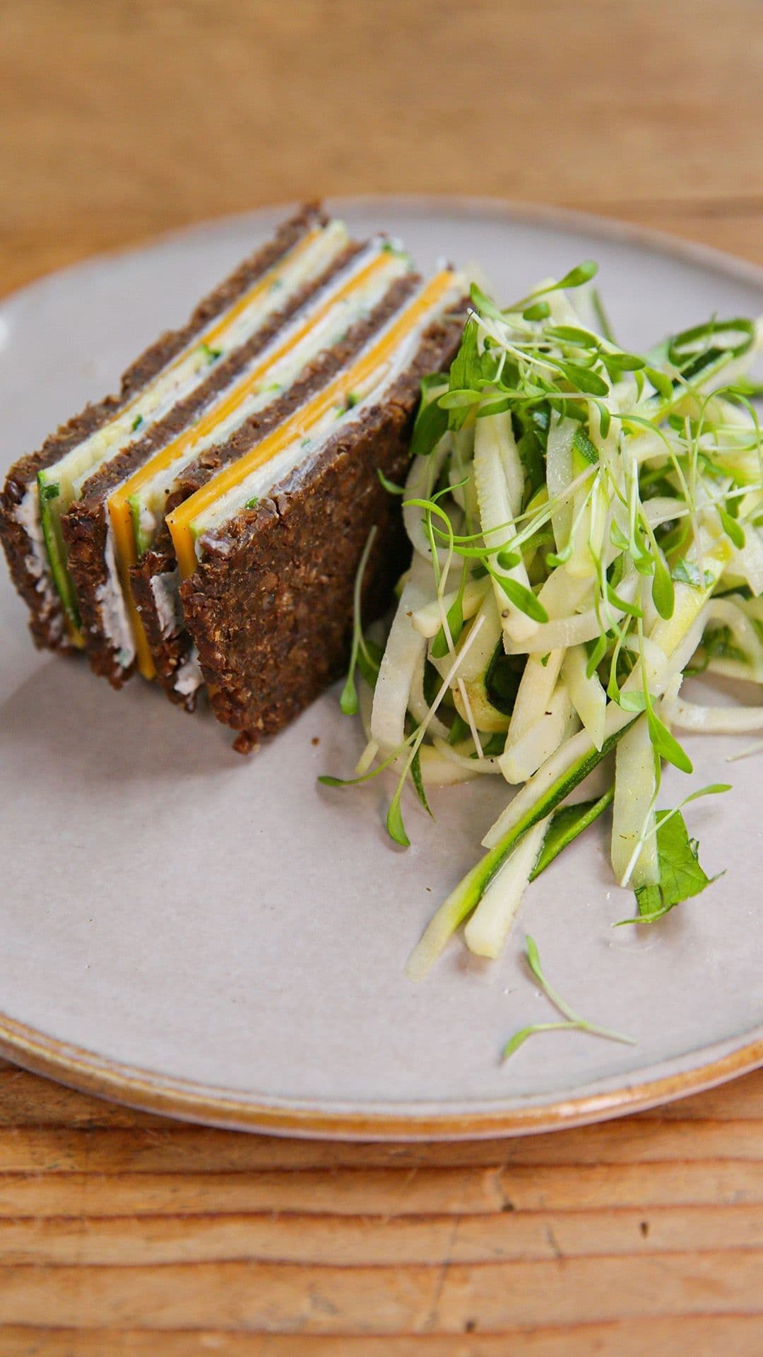 Club sandwich van pumpernickel met courgette, koolrabi en mierikswortel