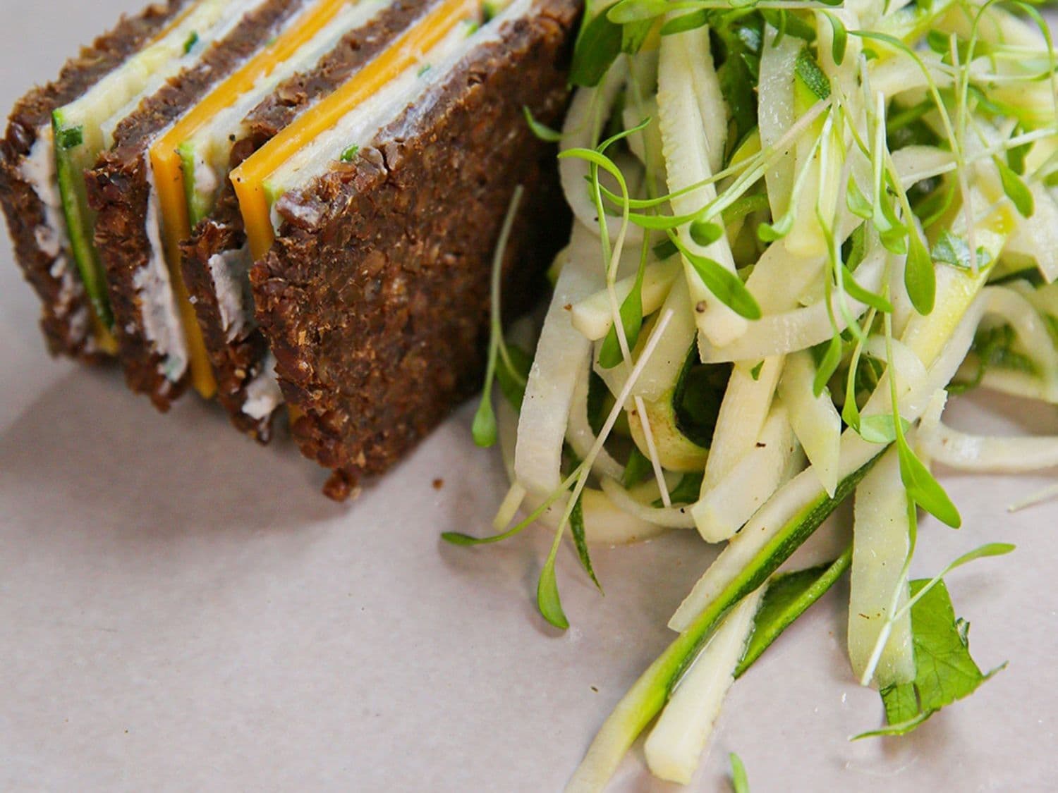 Club sandwich van pumpernickel met courgette, koolrabi en mierikswortel