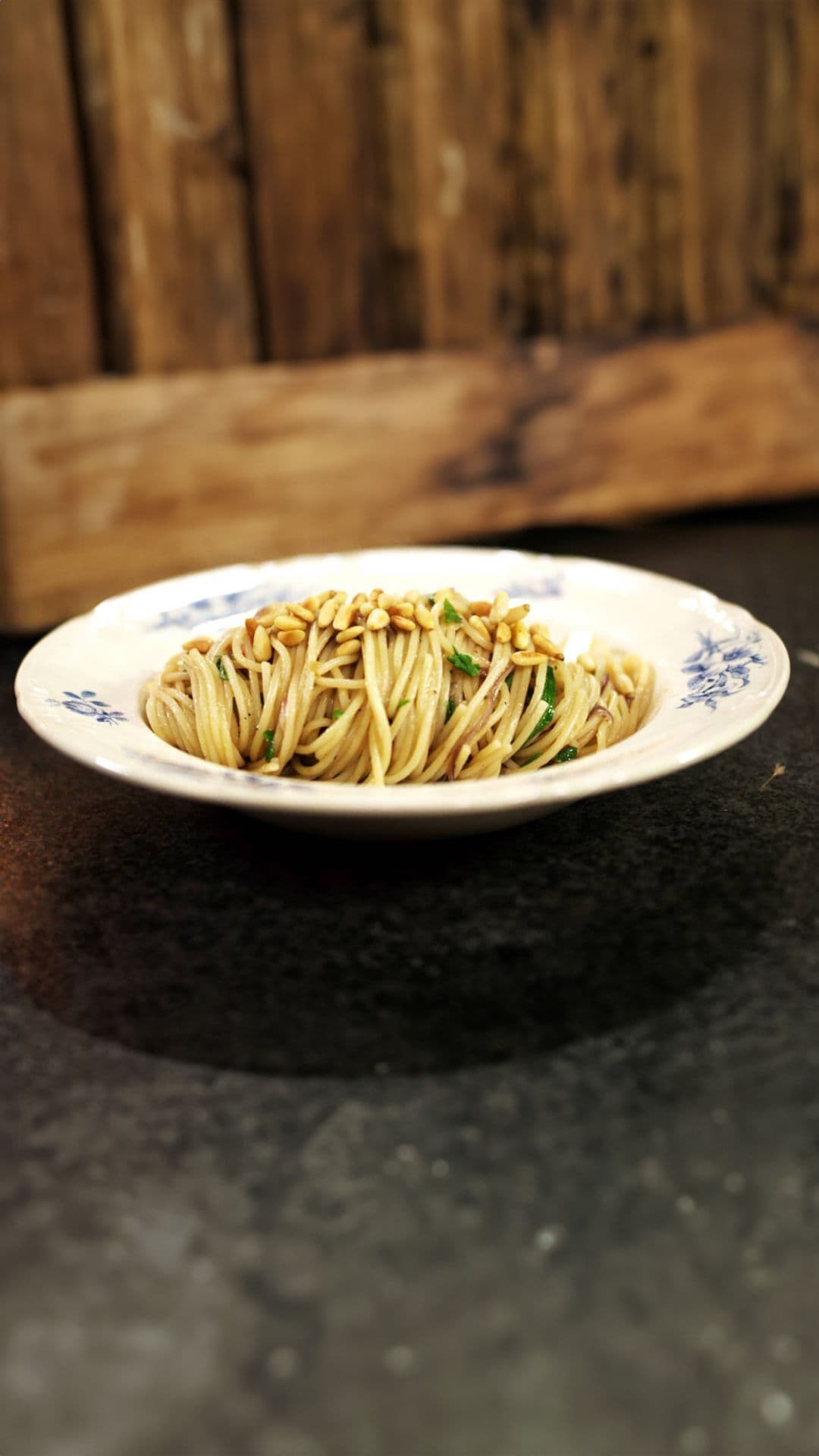 Spaghetti met ui, chili, ansjovis en peterselie