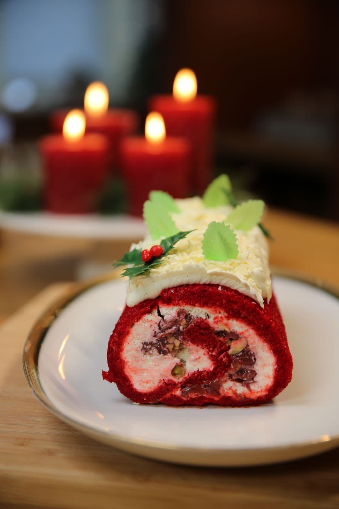 Red Velvet swiss roll met kersen, witte chocolade en slagroom