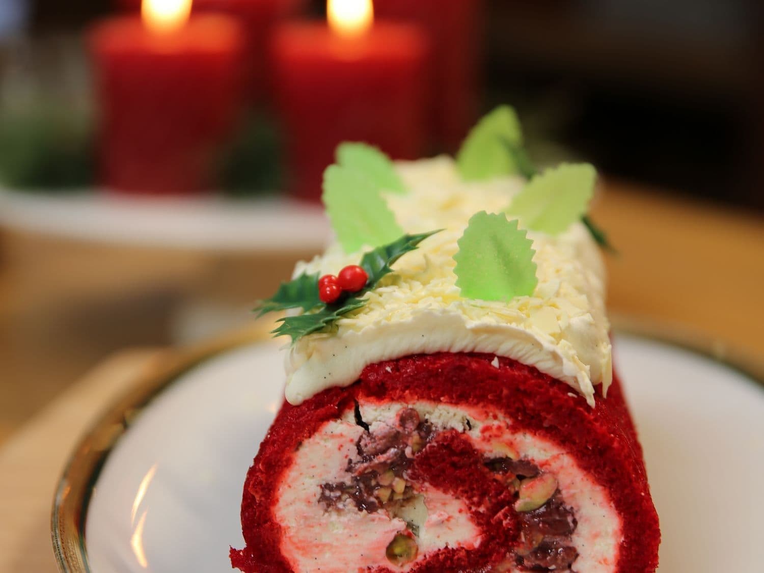 Red Velvet swiss roll met kersen, witte chocolade en slagroom