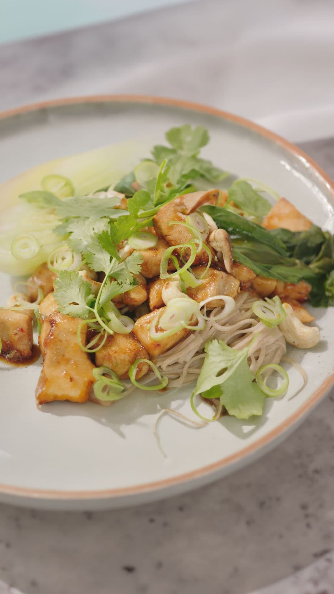 Teriyaki kippenblokjes met noedels en gestoomde paksoi
