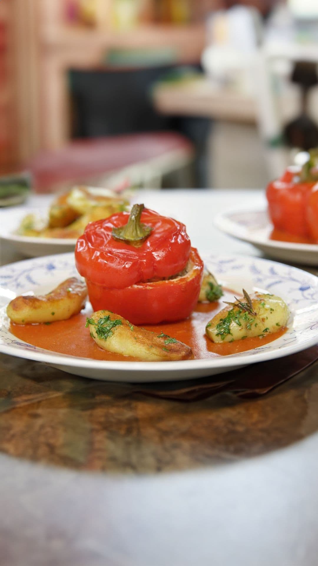 Gevulde paprika's in tomatensaus met gebakken aardappelen