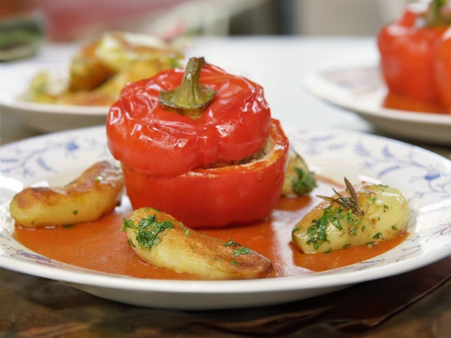 Gevulde paprika's in tomatensaus met gebakken aardappelen