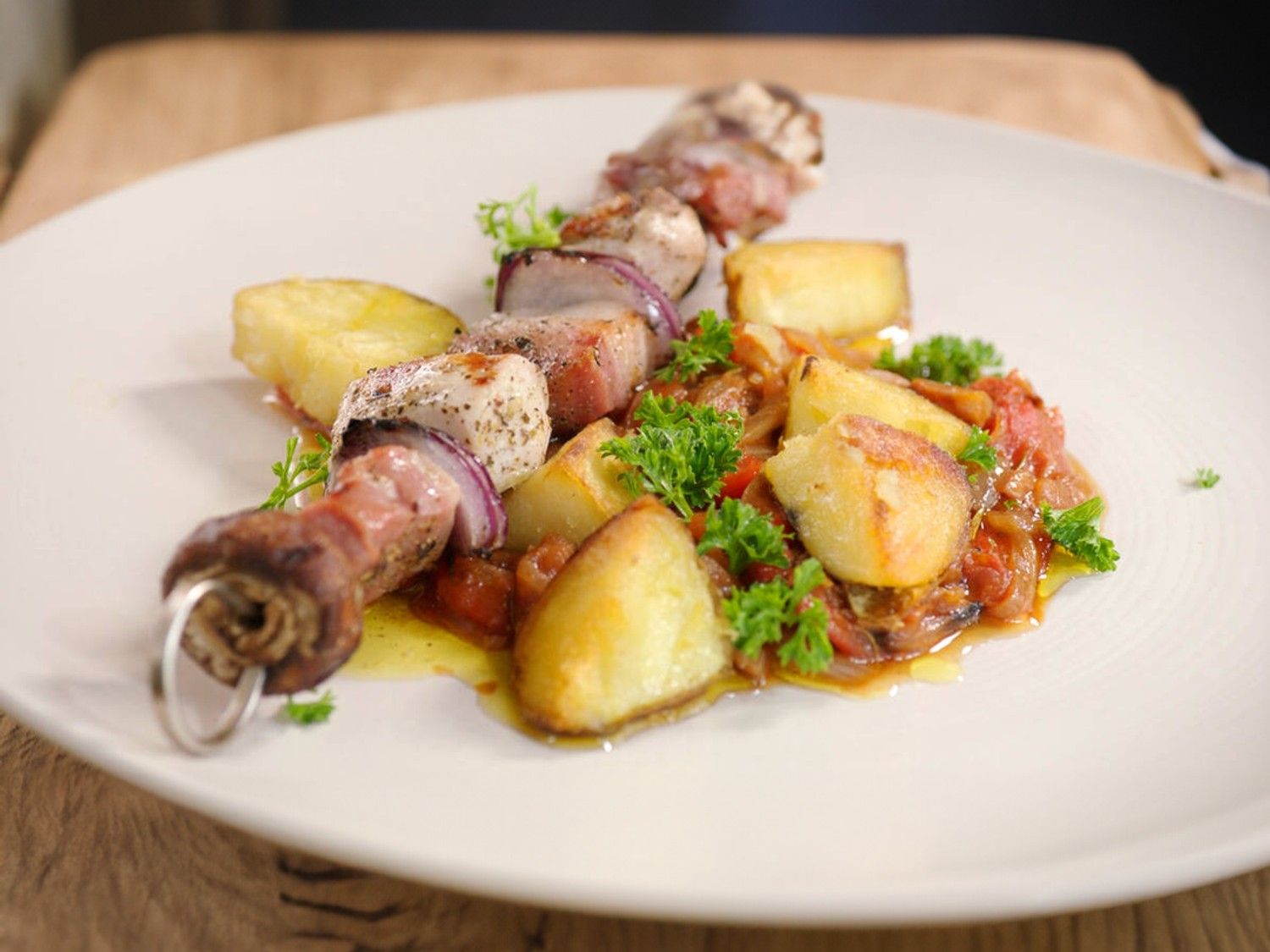 Brochette van konijn met piperade