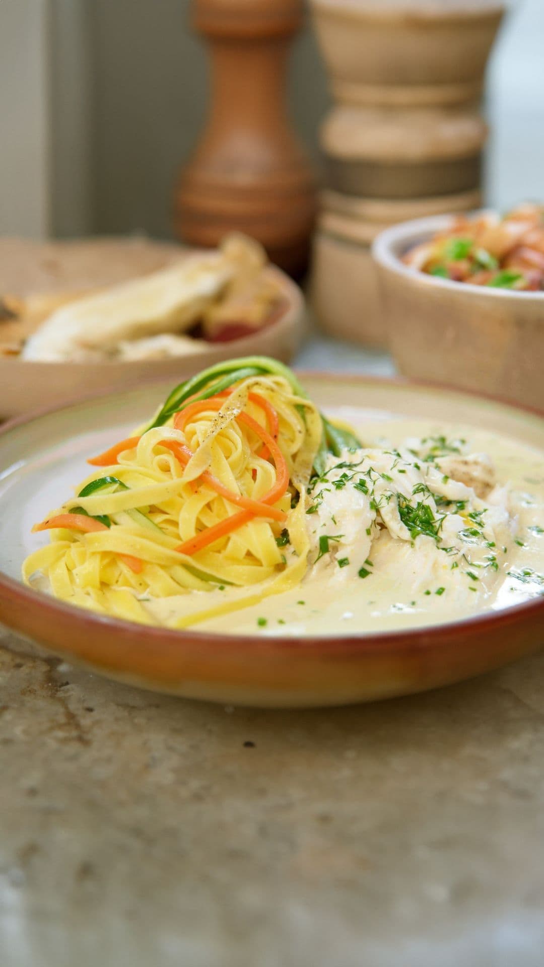 Stoofpotje van rog in witte wijnsaus met fettuccine van courgette en wortel