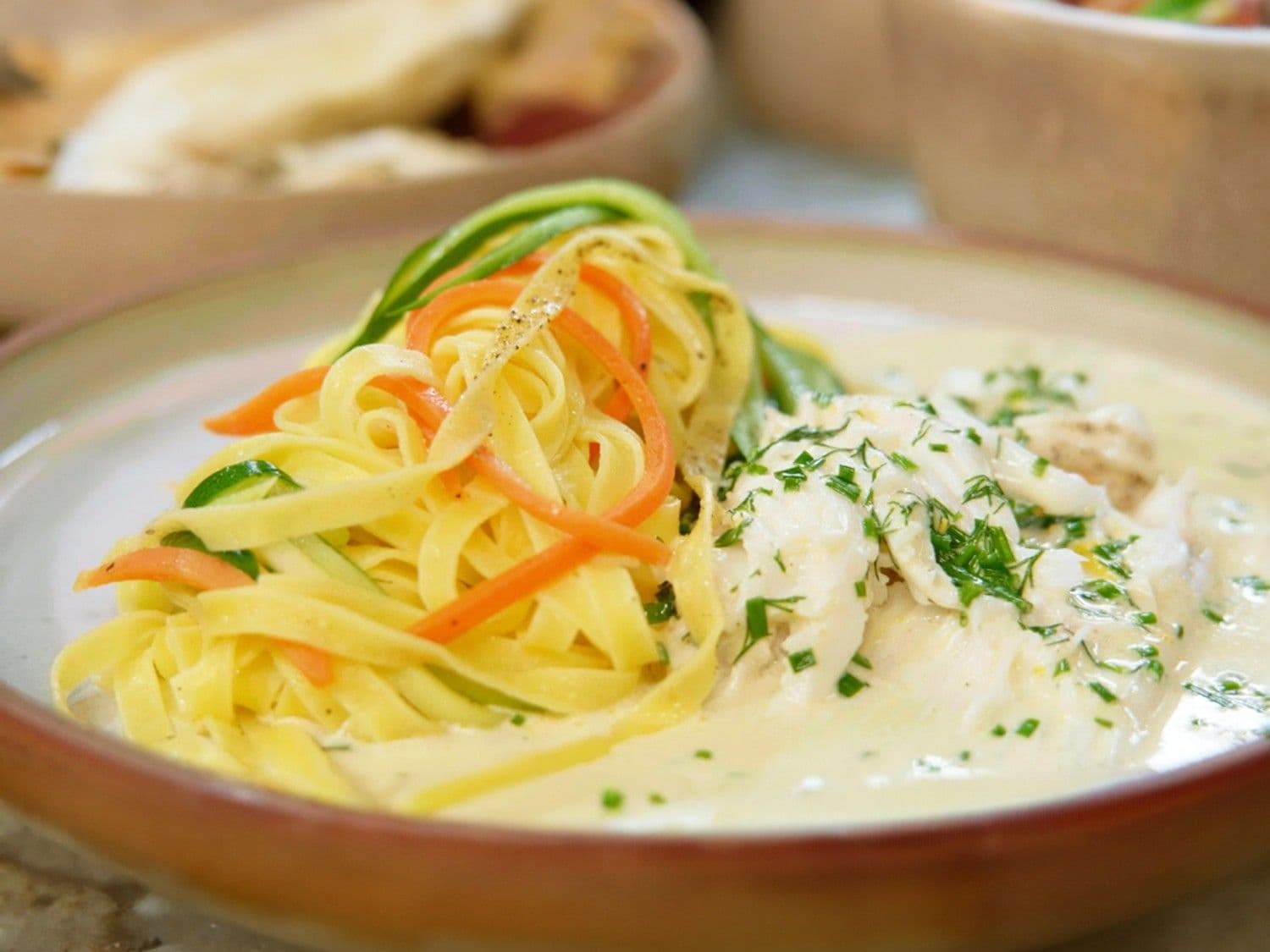 Stoofpotje van rog in witte wijnsaus met fettuccine van courgette en wortel