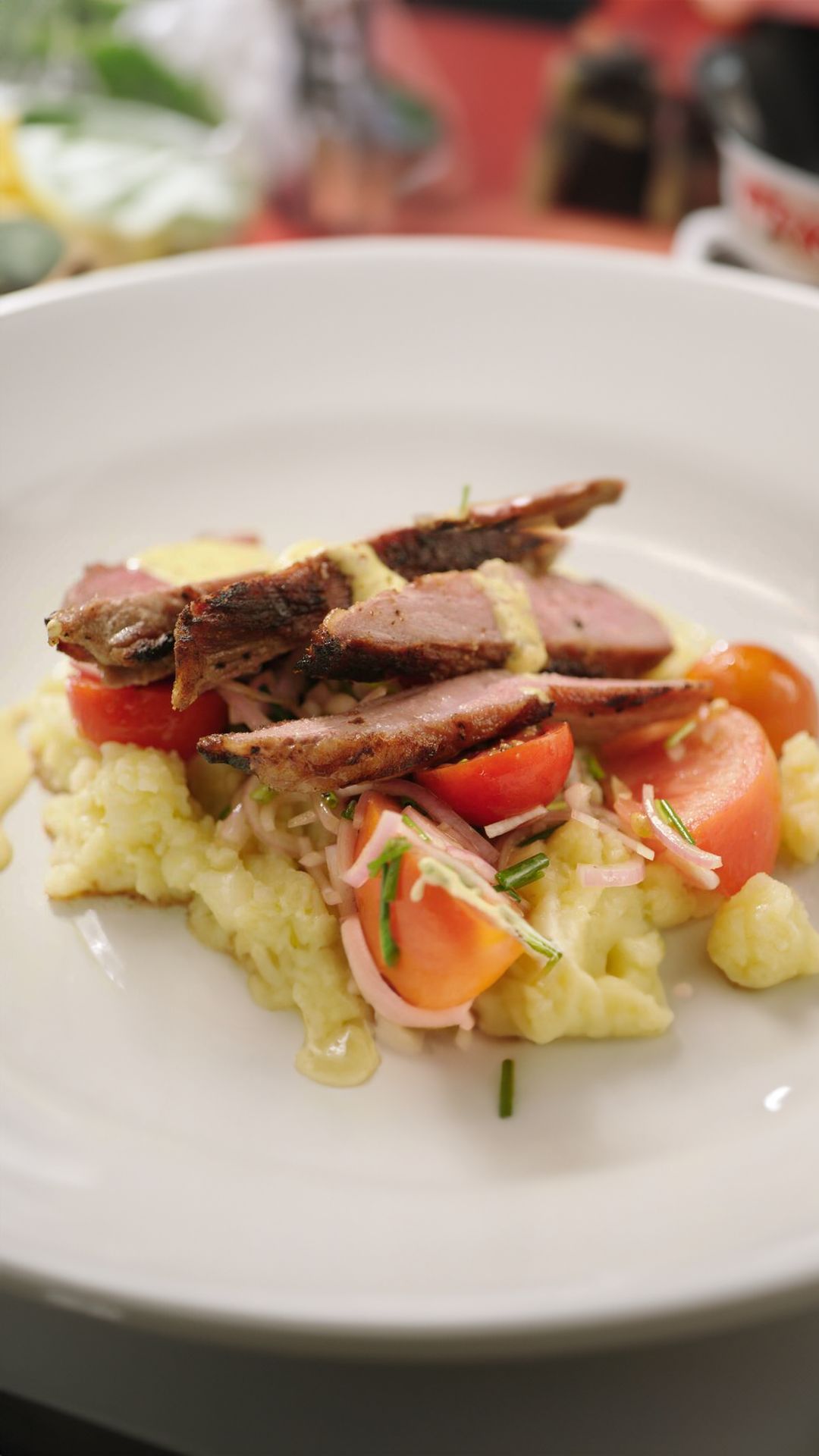 Gegrilde secreto met geplette aardappel, tomatensla en aioli