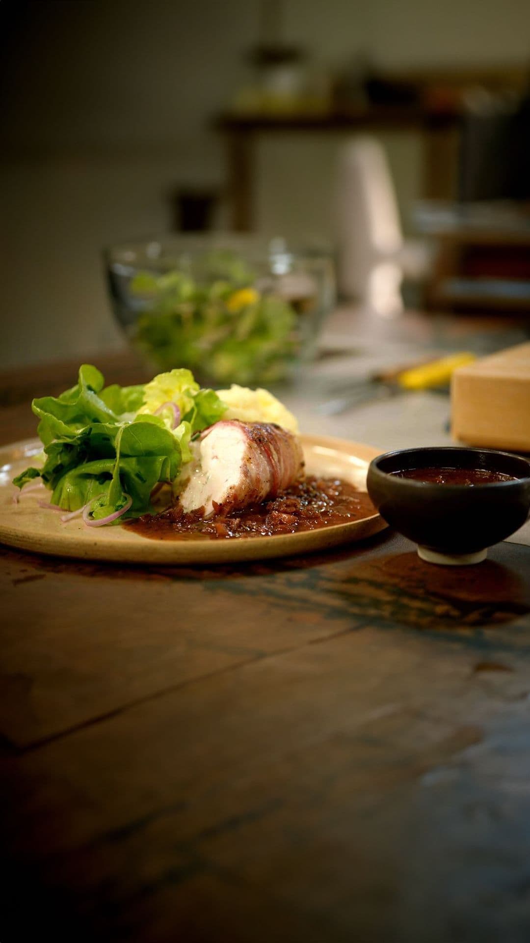 Gevulde kipfilet met tijmsaus en puree