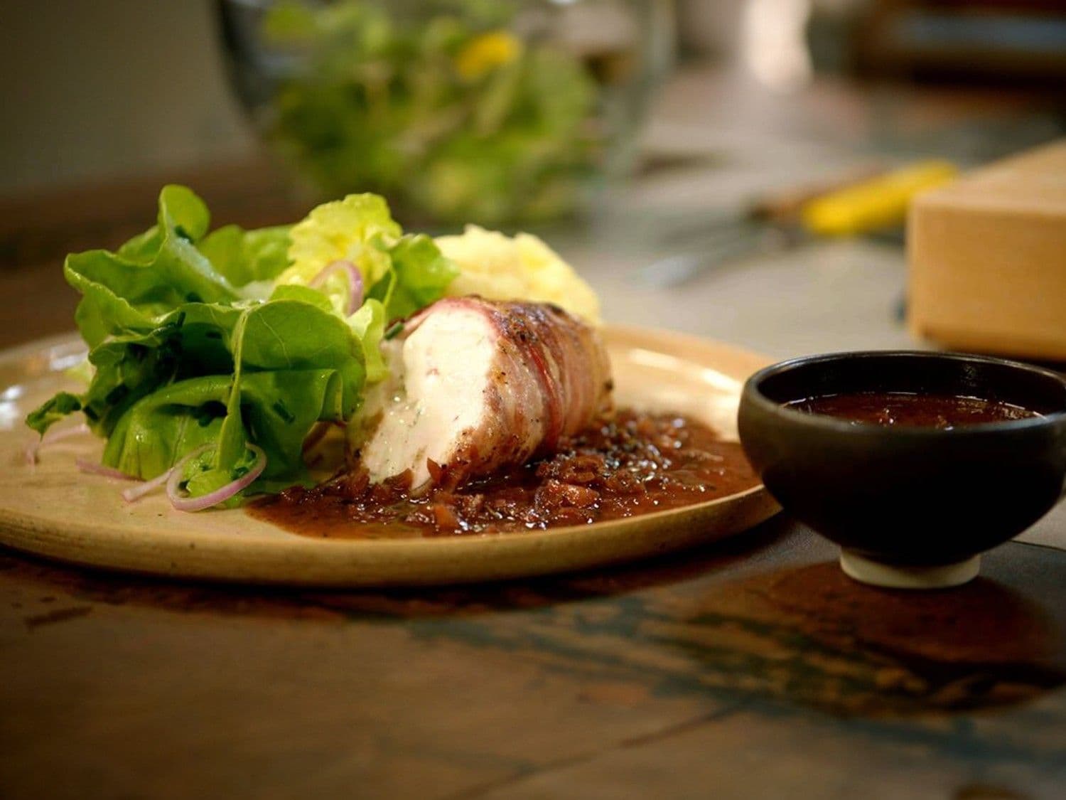 Gevulde kipfilet met tijmsaus en puree