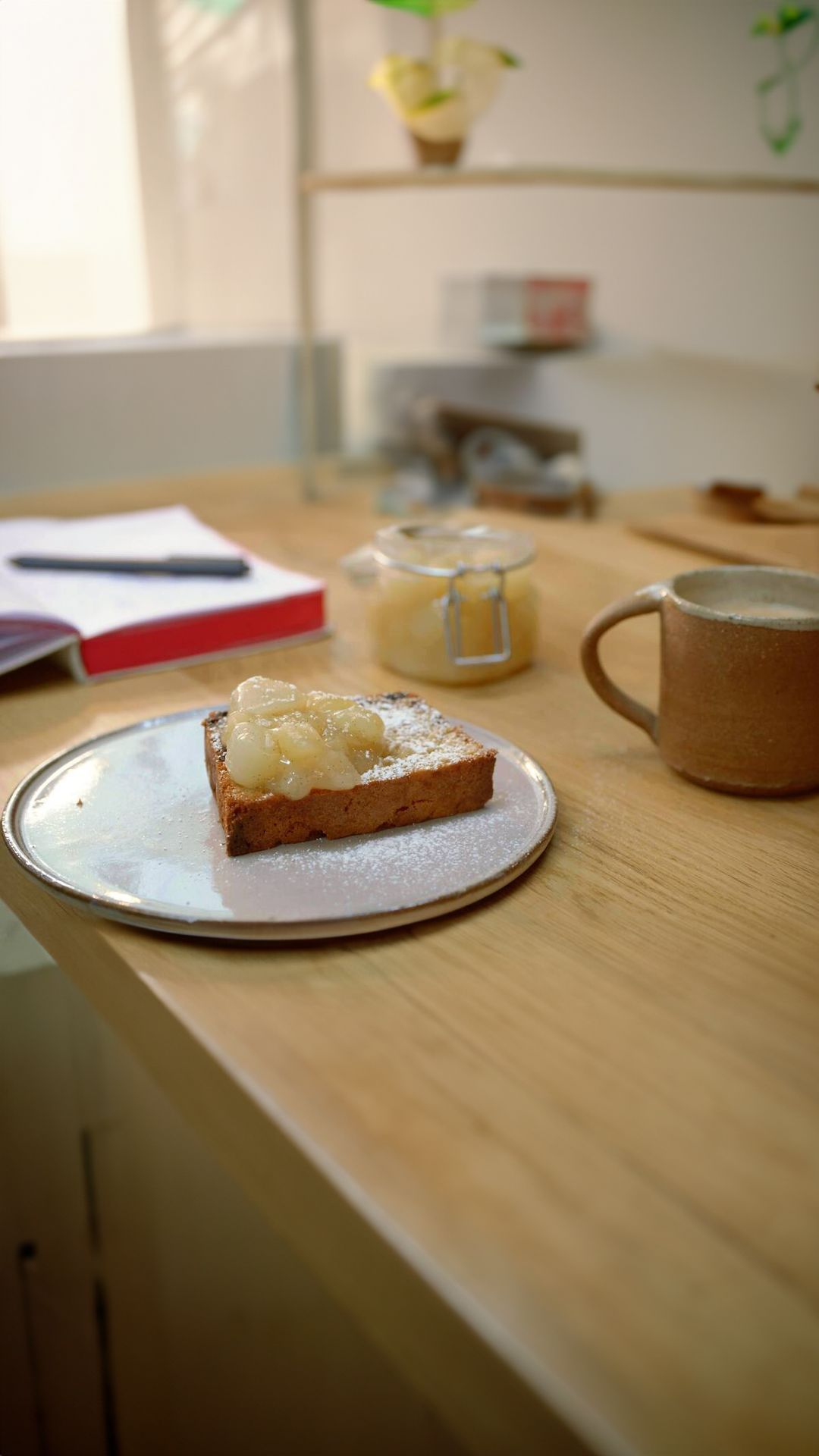 Rozijnencake met confituur van peer en gember