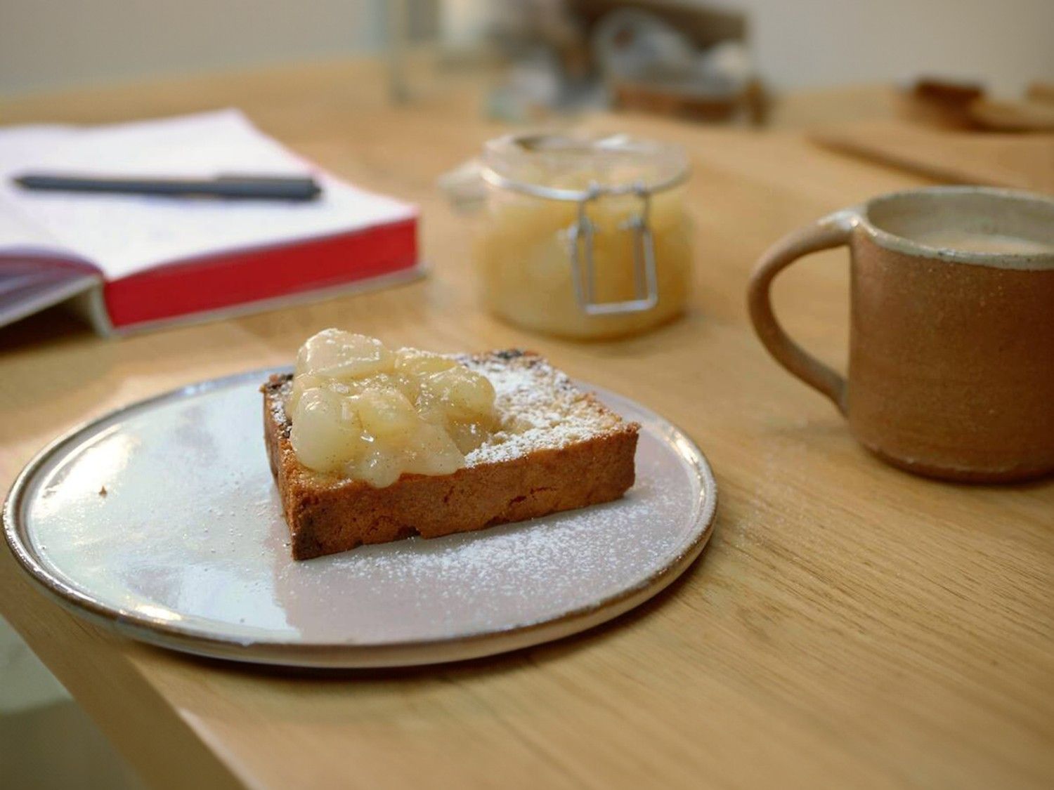 Rozijnencake met confituur van peer en gember