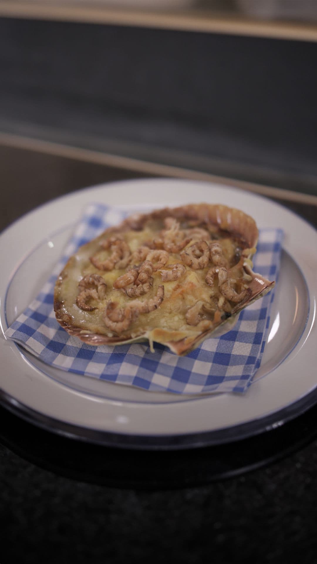 Vispannetje met koolvis, zalm en garnalen