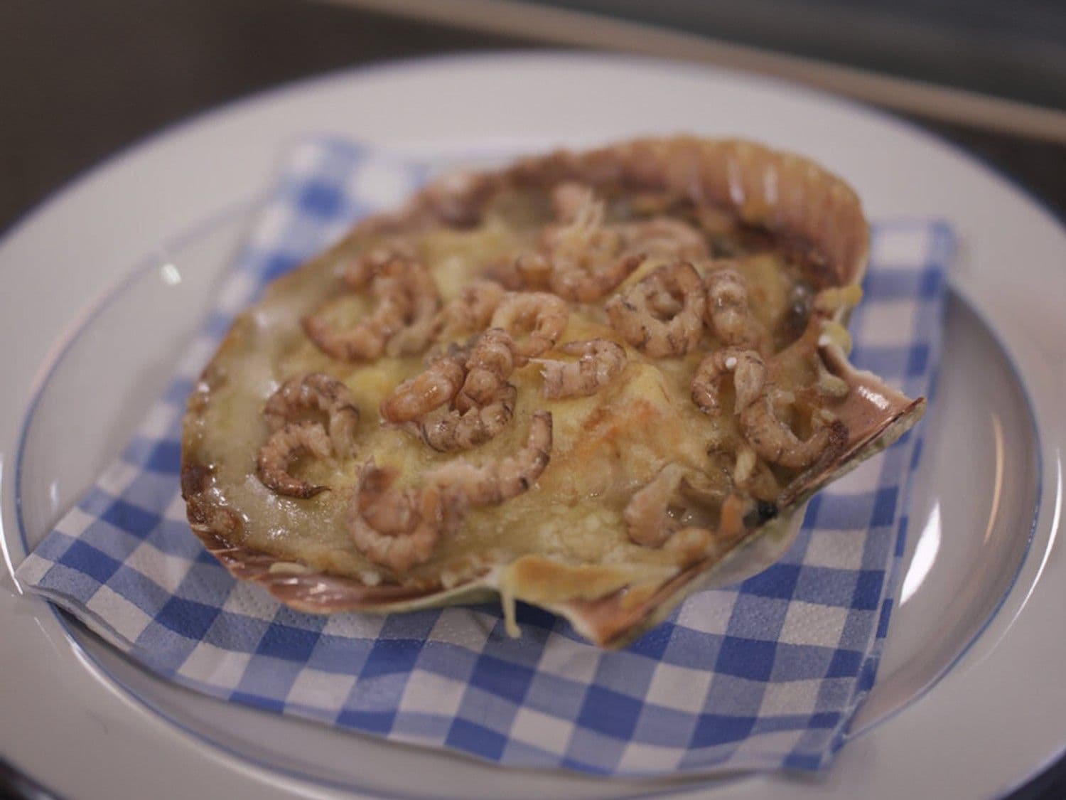 Vispannetje met koolvis, zalm en garnalen