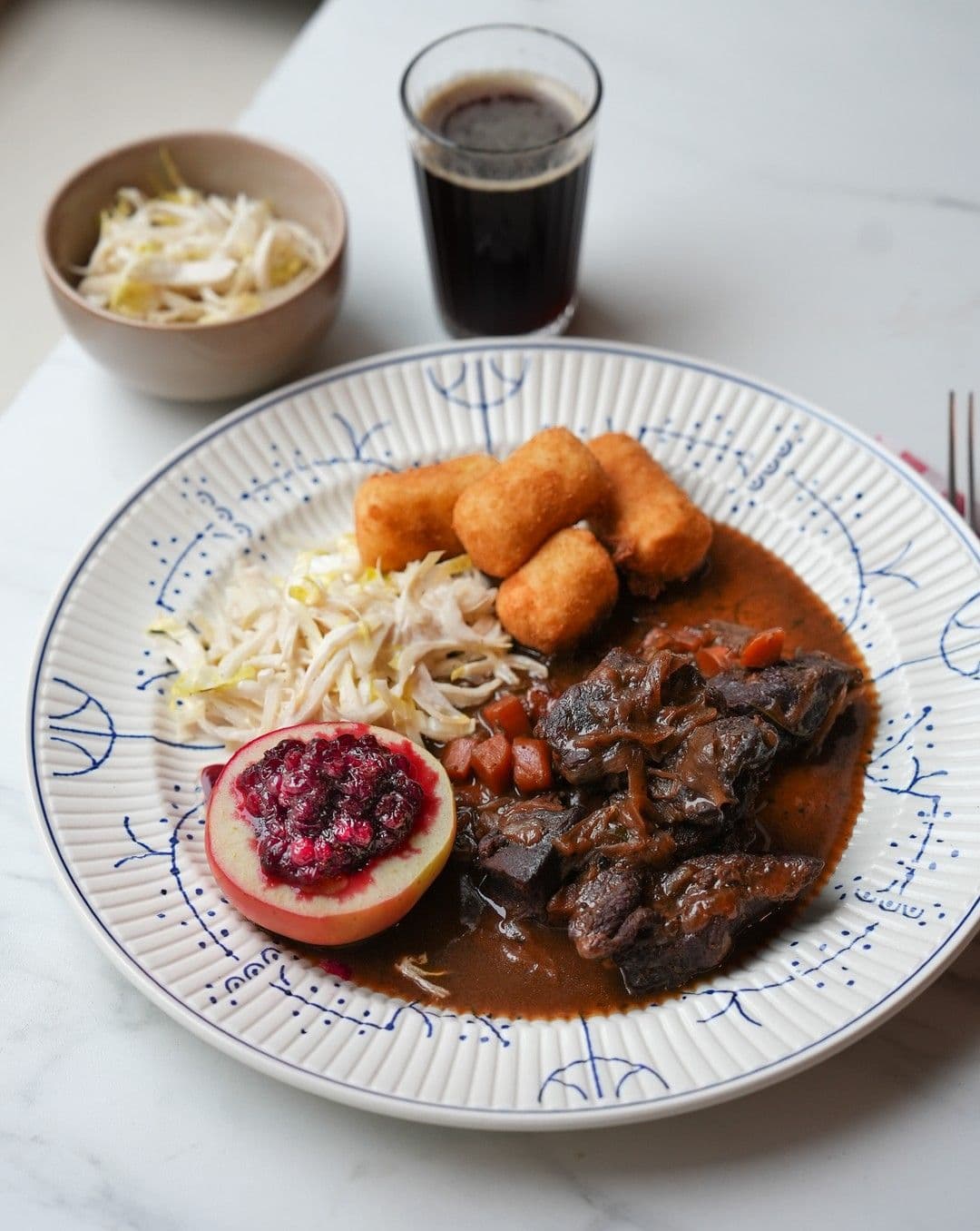 Wildragout met Liefmans Goudenband, appel met veenbes, kroketten en witloofsalade