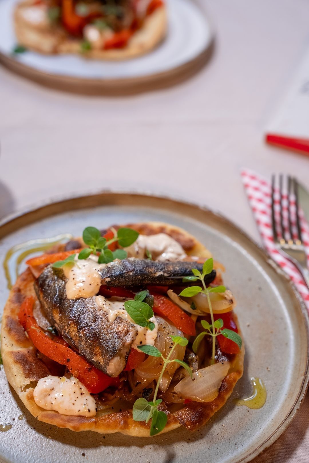 Flatbread met gebakken paprika en ui, sardines en aïoli