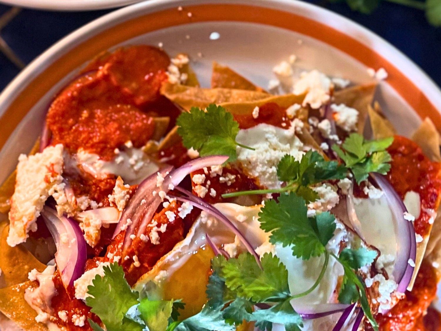 Chilaquiles met twee salsa's, kaas en ei