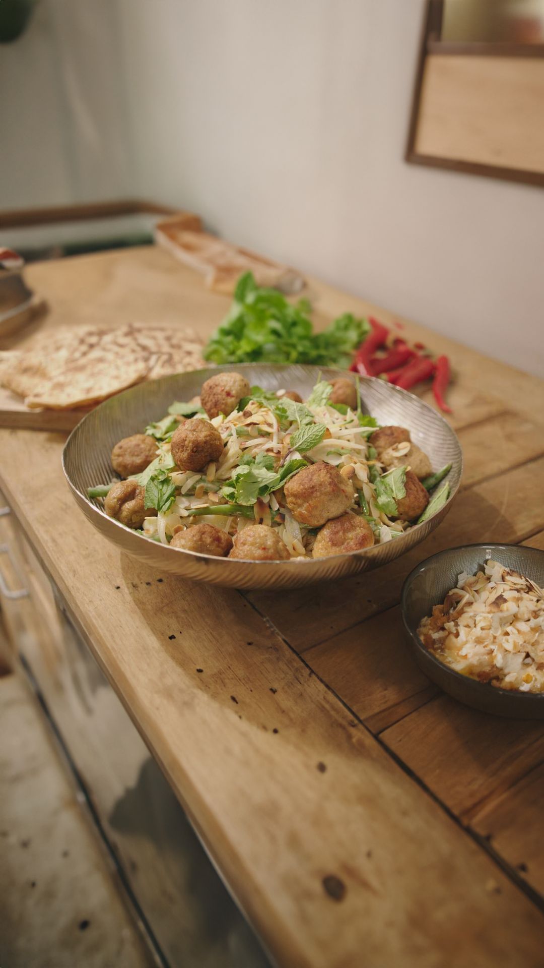 Indische salade met gehaktballen
