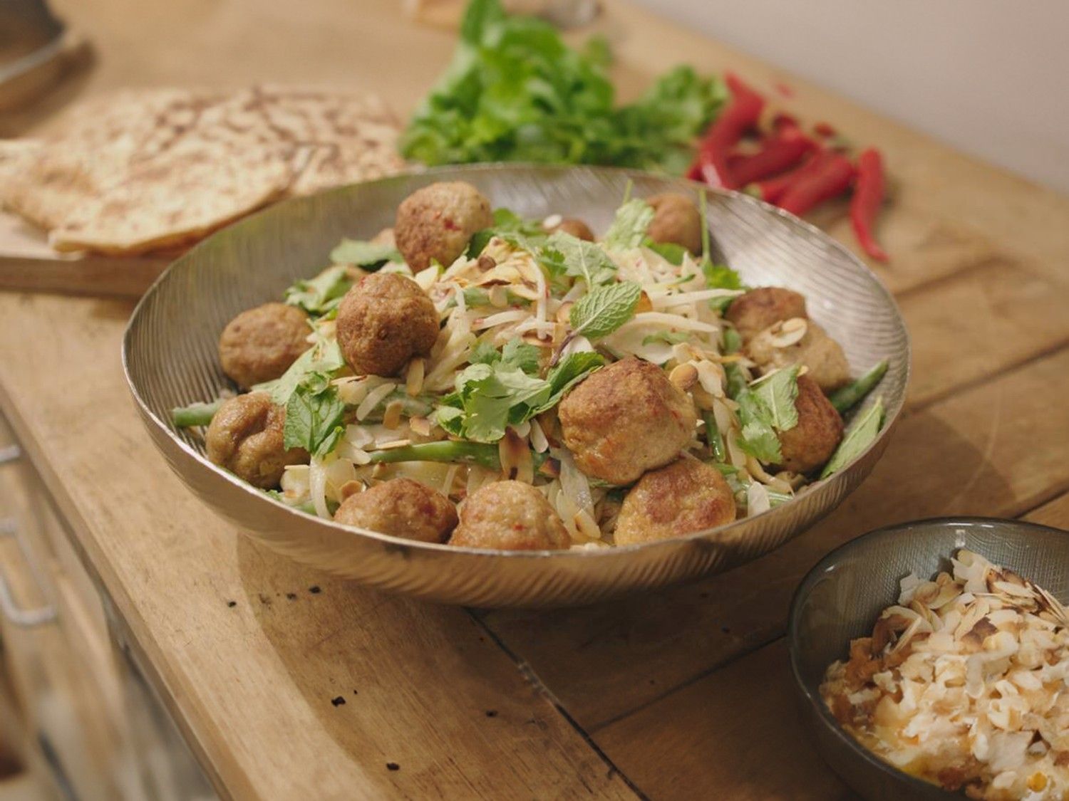 Indische salade met gehaktballen