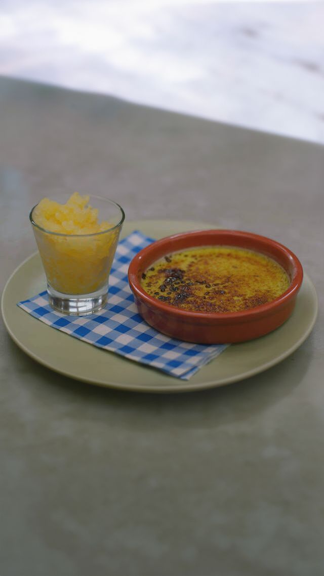Crème brûlée met pisang ambon & sinaasappelgranité