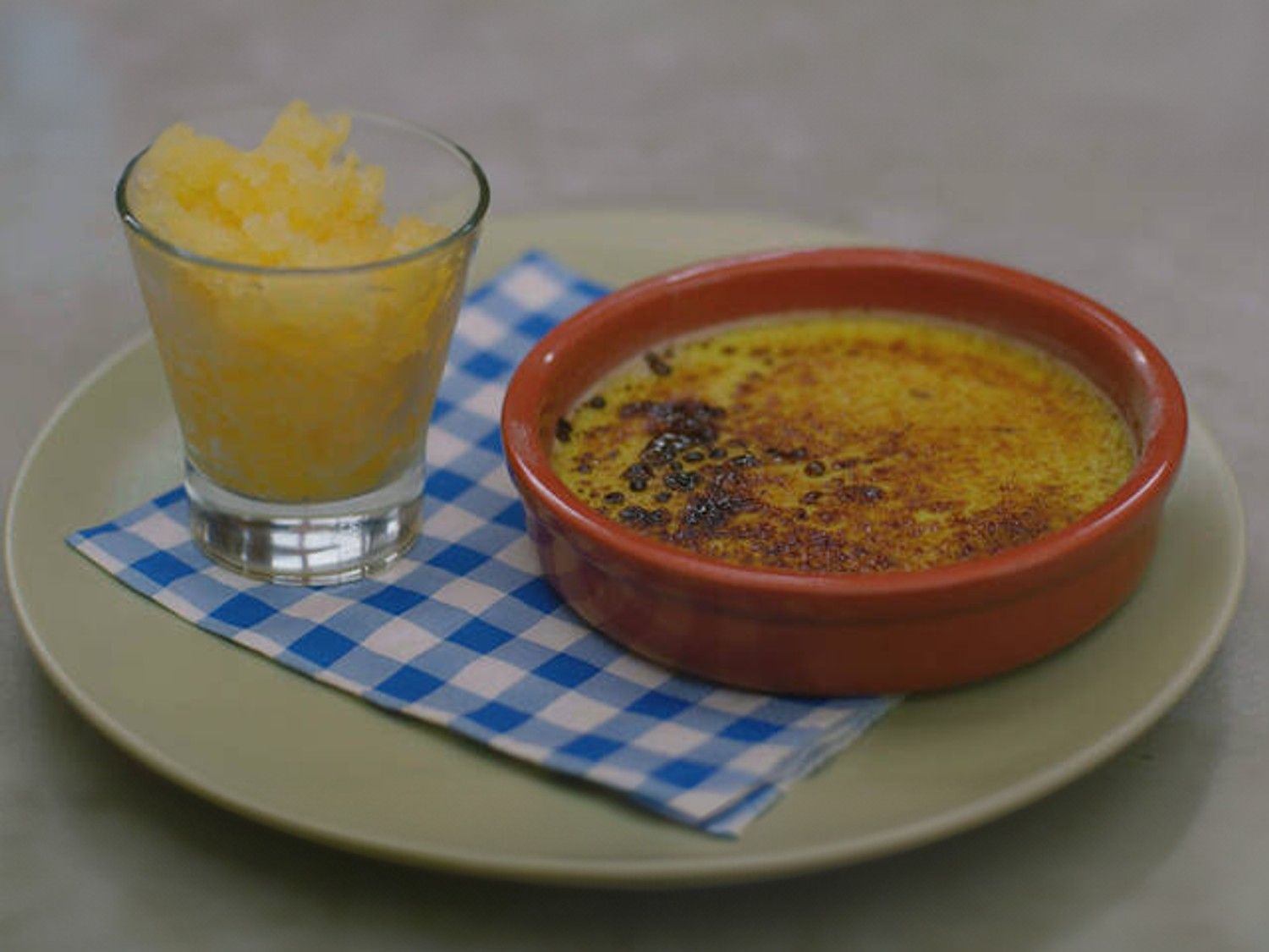 Crème brûlée met pisang ambon & sinaasappelgranité