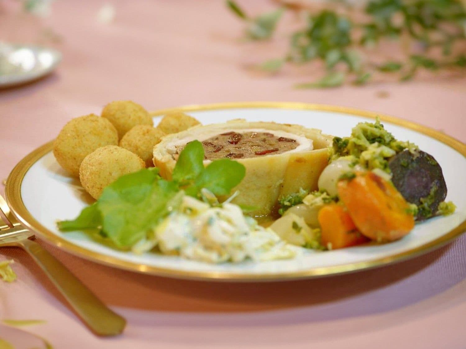 Kalkoenrollade in bladerdeeg met wintergroenten, pepersaus en kroketten