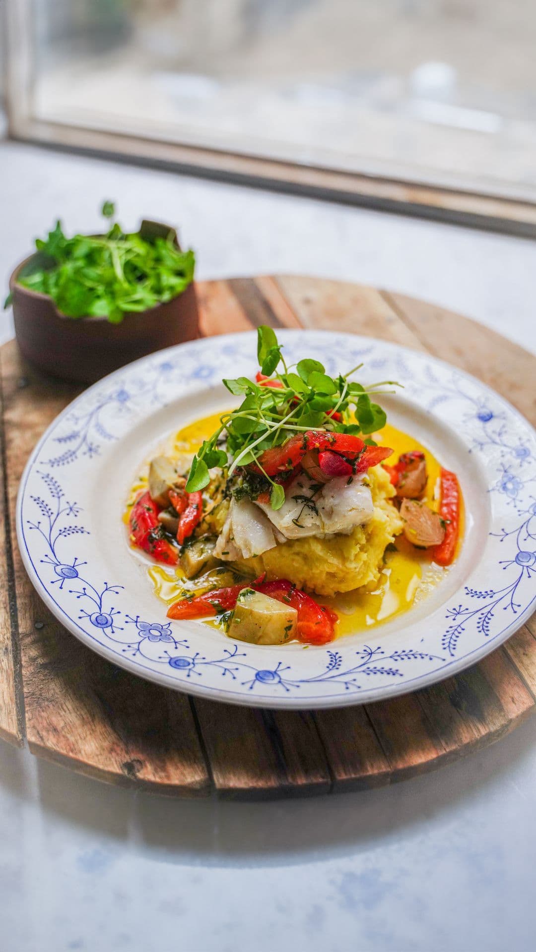 Schelvis met kruidenpuree en lauwe vinaigrette met zure uitjes