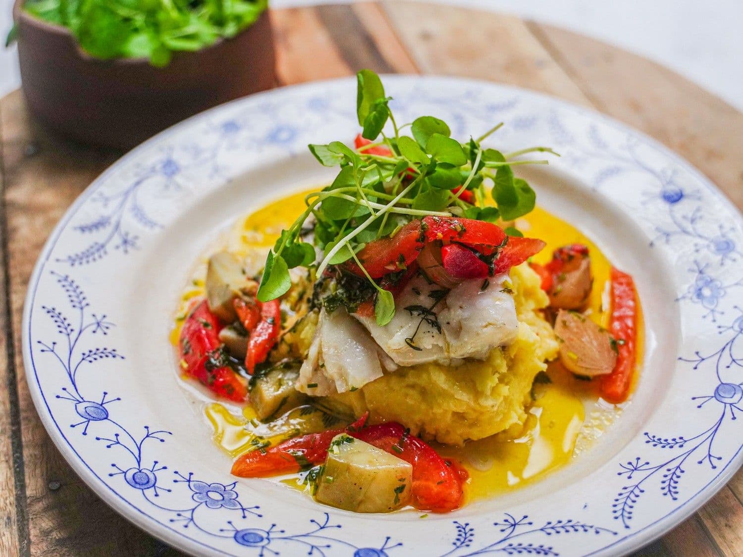 Schelvis met kruidenpuree en lauwe vinaigrette met zure uitjes