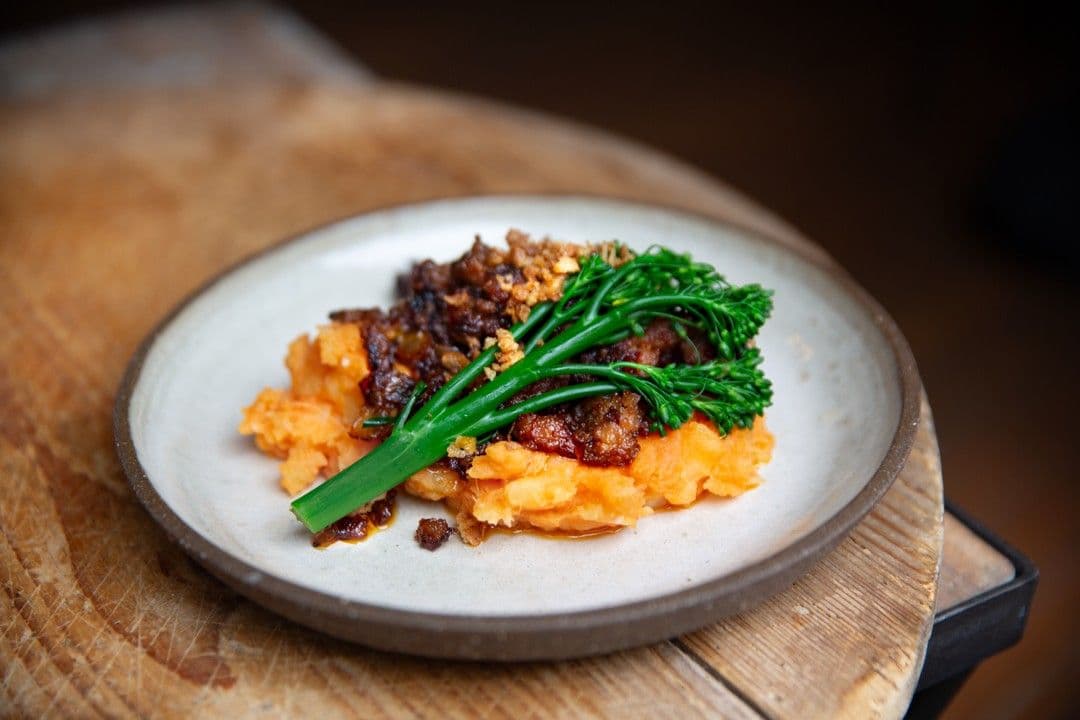 Pittig gehakt met zoete aardappelpuree en bimi