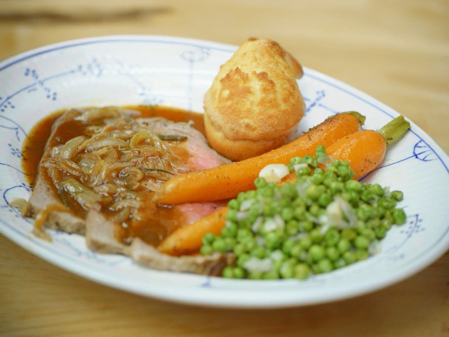 Rosbief met erwten, wortelen en Yorkshire pudding