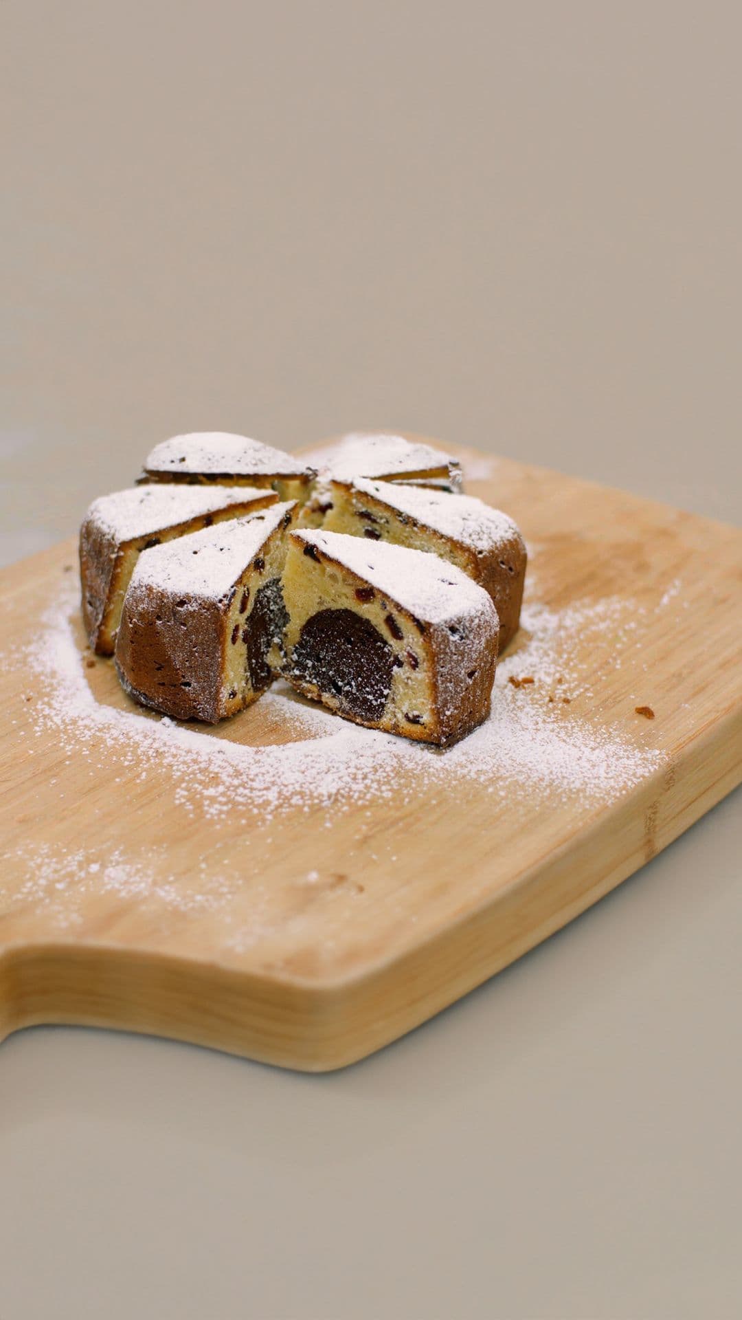 Marmercake met veenbessen en noten