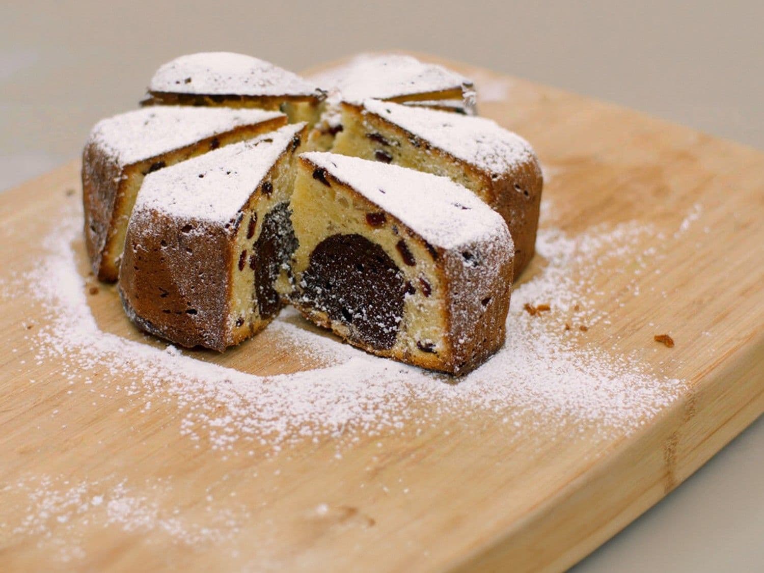 Marmercake met veenbessen en noten
