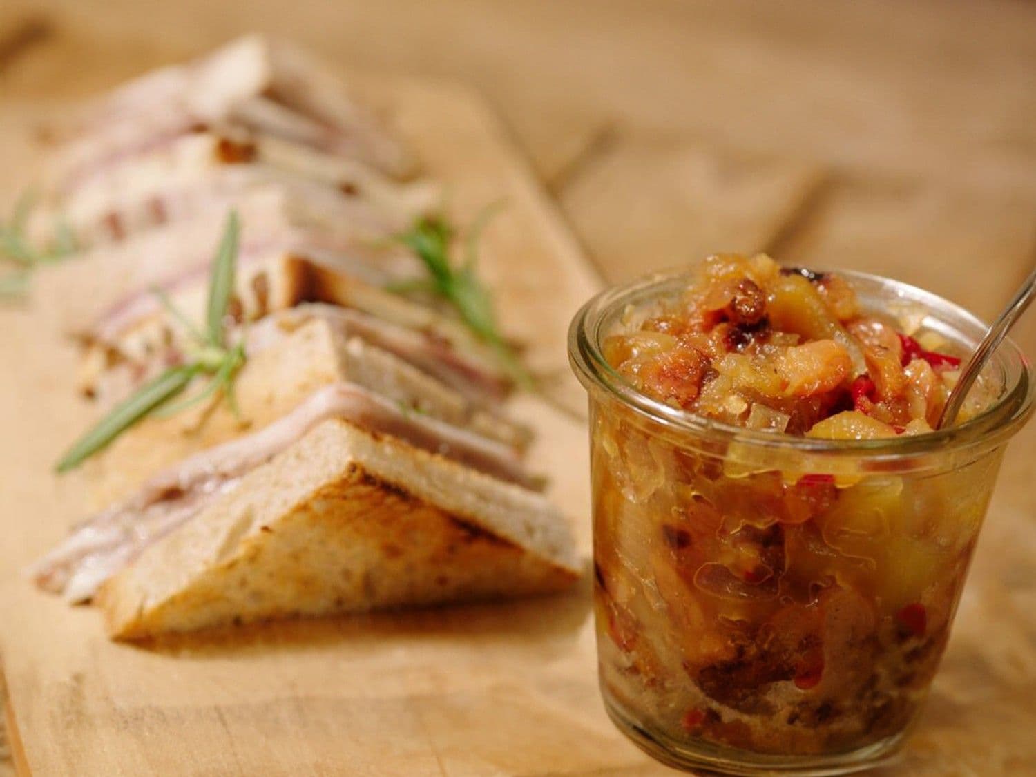 Huisbereide wildpaté met chutney van appel