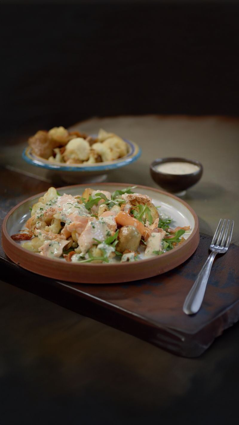 Lauwe salade van zalm met gebakken bloemkool, aardappelen en spekjes
