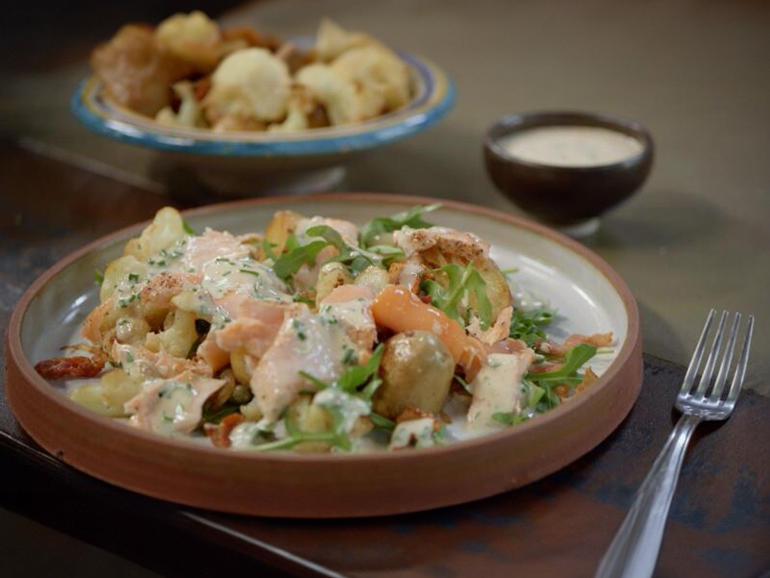 Lauwe salade van zalm met gebakken bloemkool, aardappelen en spekjes
