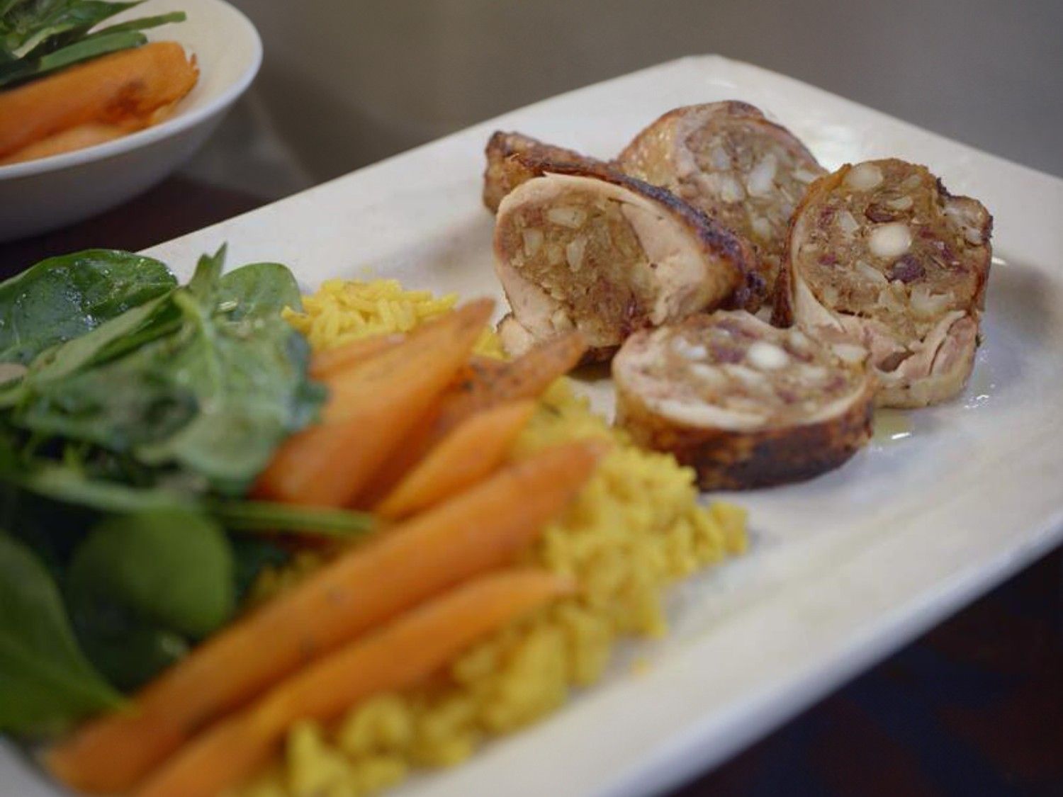 Opgevulde kippenbout met dadels en amandel, gebakken wortelen en curryrijst