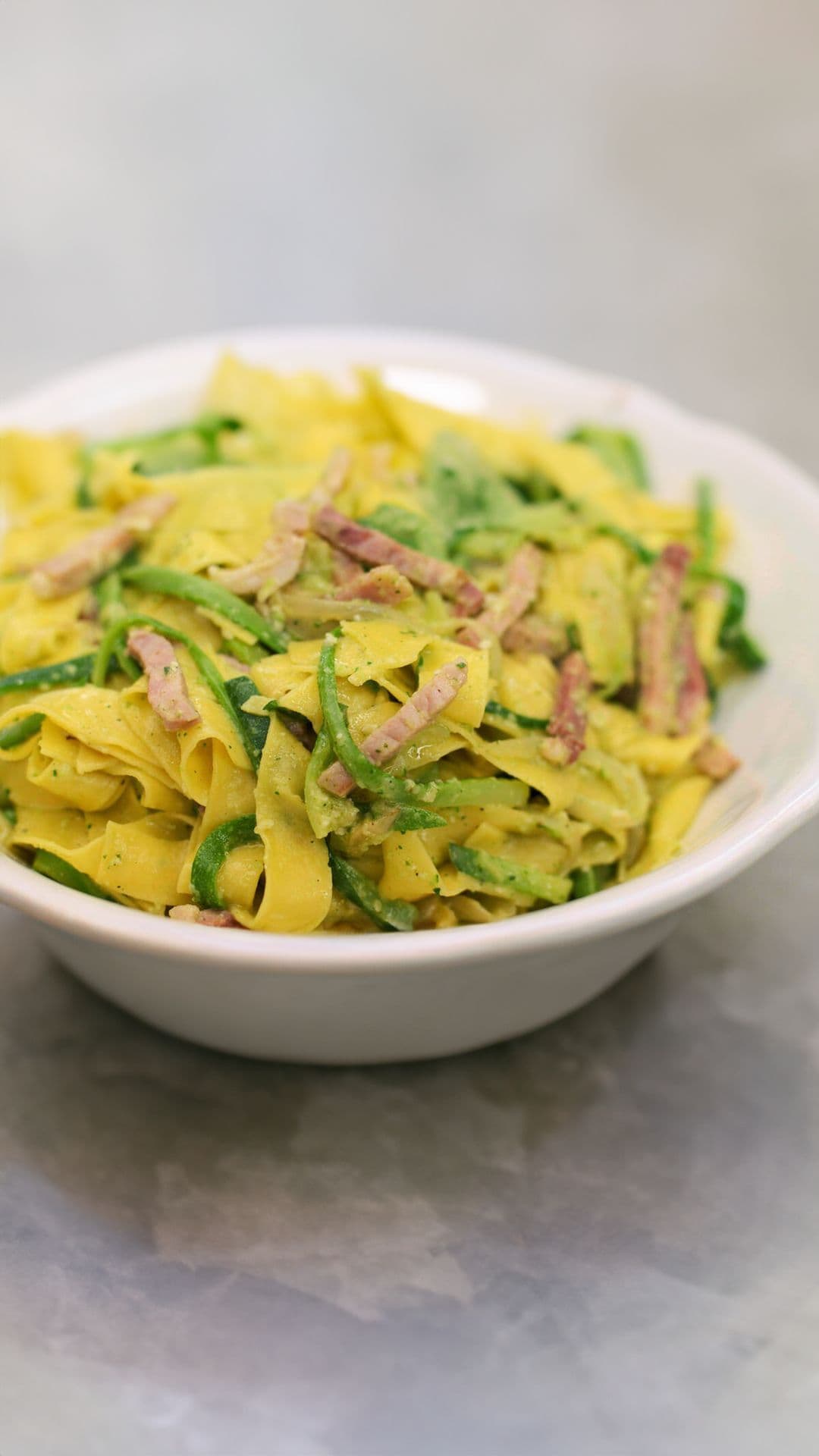 Pappardelle met ham en courgettenpesto