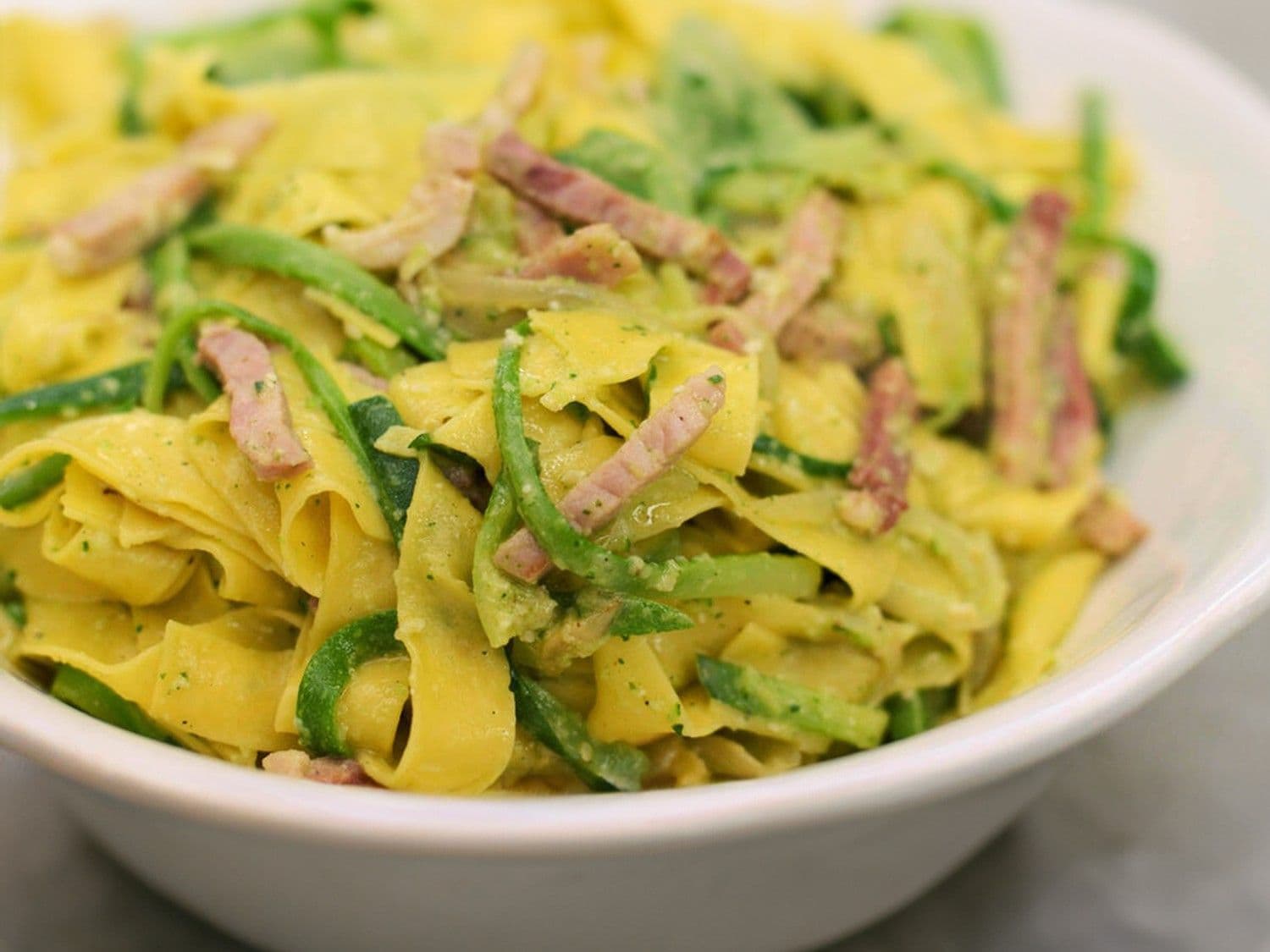 Pappardelle met ham en courgettenpesto